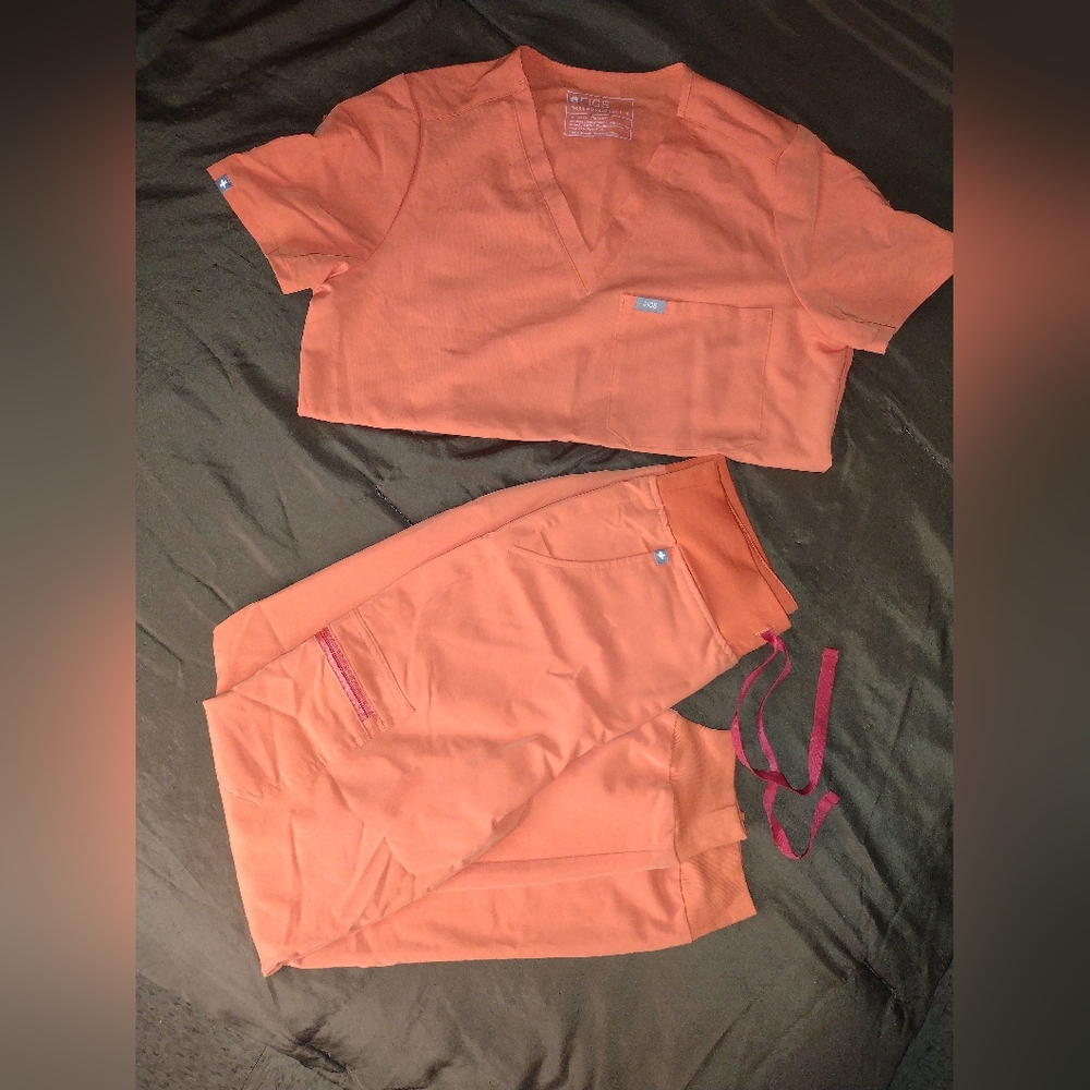 NEW. Figs Vibrant Orange Scrubs Set HALLOWEEN FALL SEASON 🍂🍁🍂🍁 🍂🍁🍂🍁